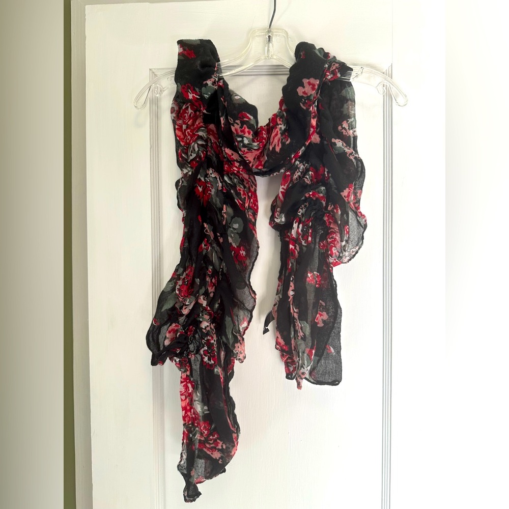 4/$20 DEAL ON ANY BUNDLE OF SCARVES
RUE 21 Floral Ruched Scarf